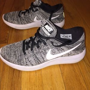 Nike LunarEpic Flyknit Sneakers In Black/White